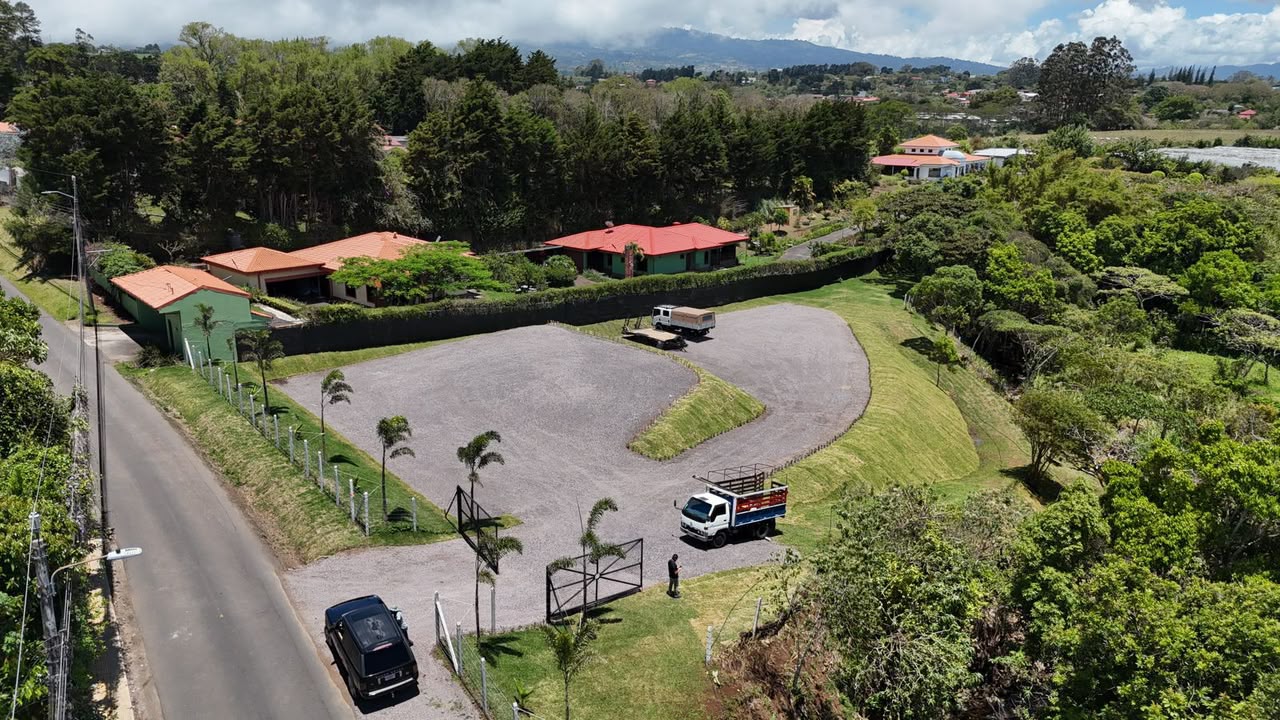 Terreno con potencial de desarrollo en San Isidro de Heredia 3