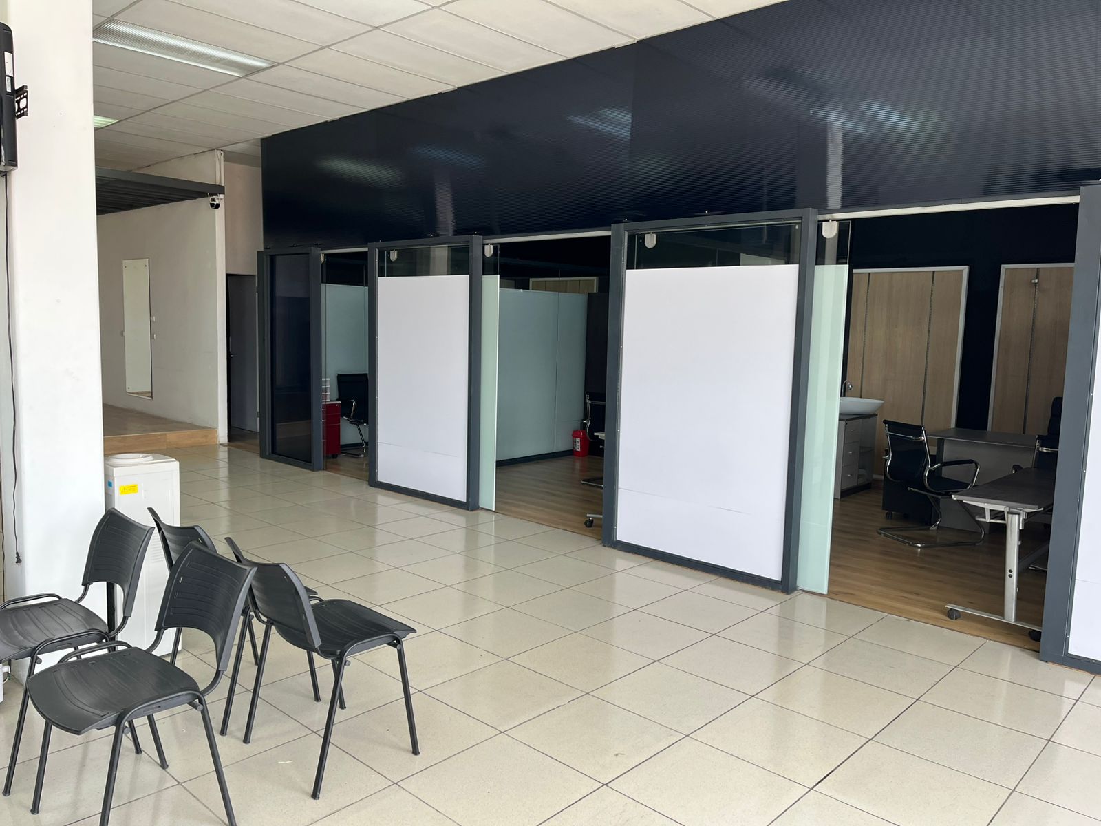 Local comercial en Rohrmoser, Pavas — 256 m² con parqueos 3