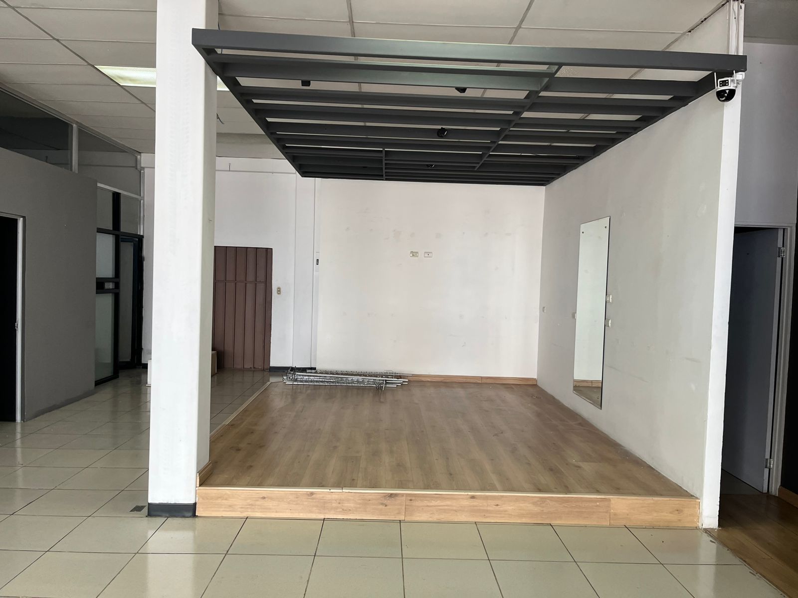 Local comercial en Rohrmoser, Pavas — 256 m² con parqueos 8
