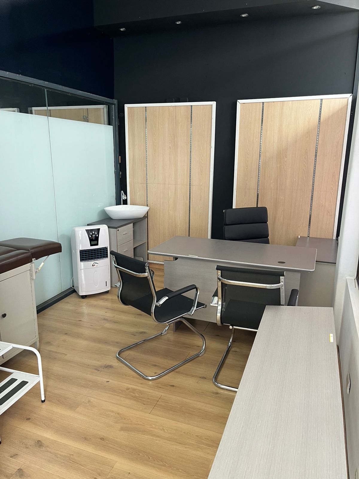 Local comercial en Rohrmoser, Pavas — 256 m² con parqueos 5