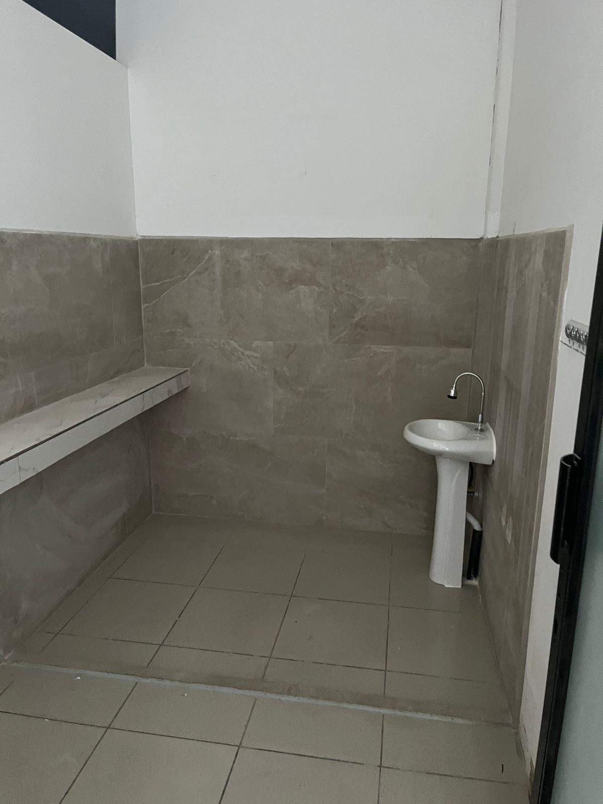 Local comercial en Rohrmoser, Pavas — 256 m² con parqueos 9