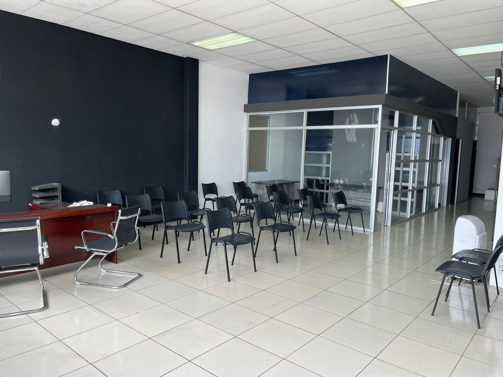 Local comercial en Rohrmoser, Pavas — 256 m² con parqueos 2
